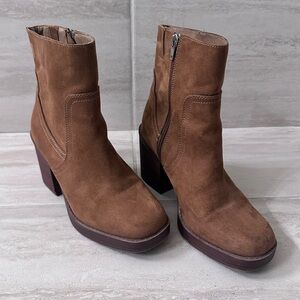 Universal Thread women's Lilyan Platform Boots in cognac.